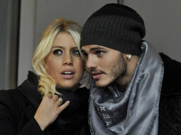 Paura per Wanda Nara: la sua auto presa a sassate in centro a Milano