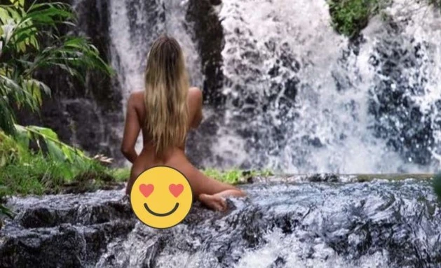 Sarah Koham, lo scatto proibito su Instagram: tutta nuda sotto la cascata