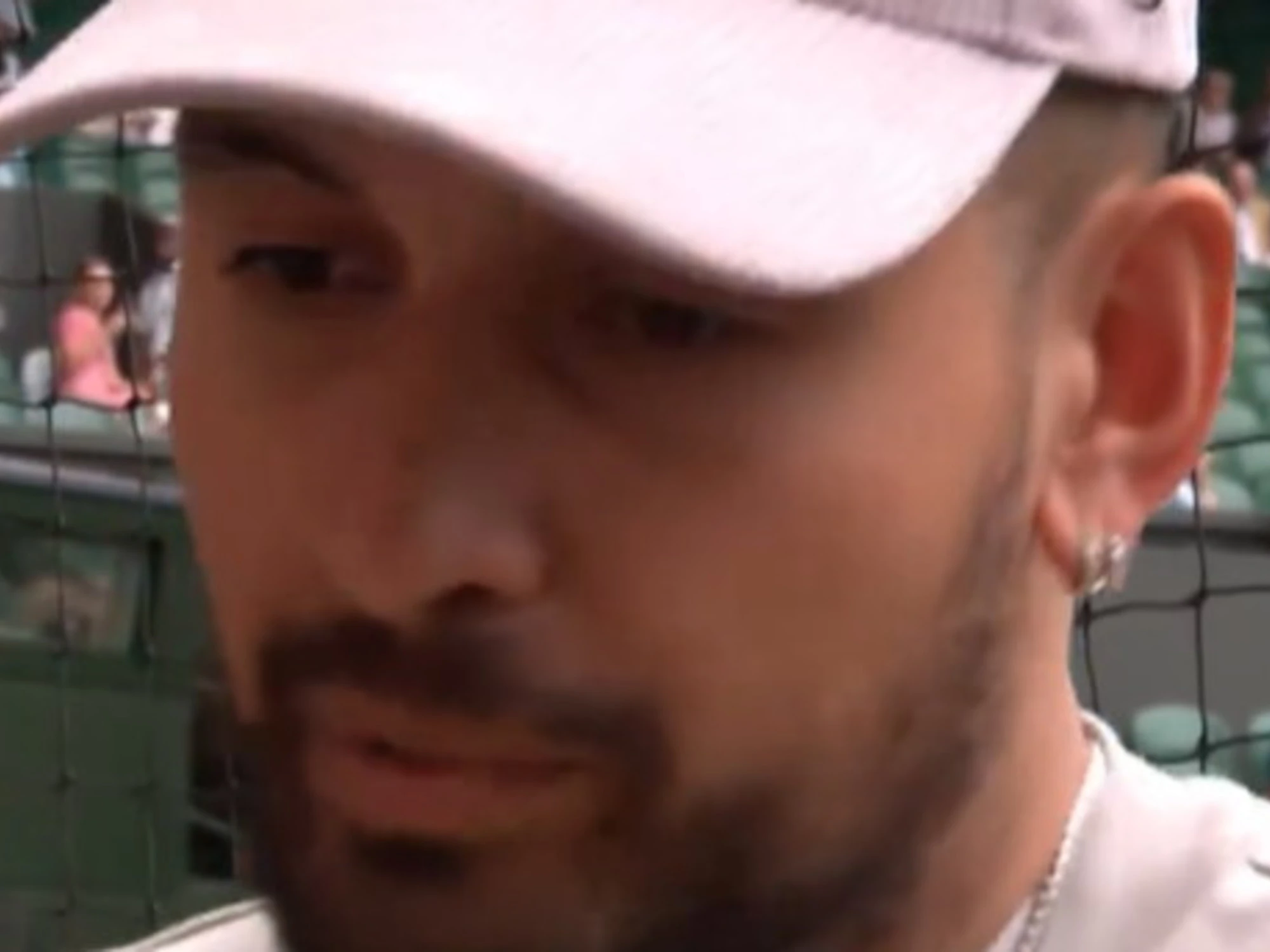 Nick Kyrgios fatto fuori da Wimbledon perde la testa: "Hanno dei problemi"