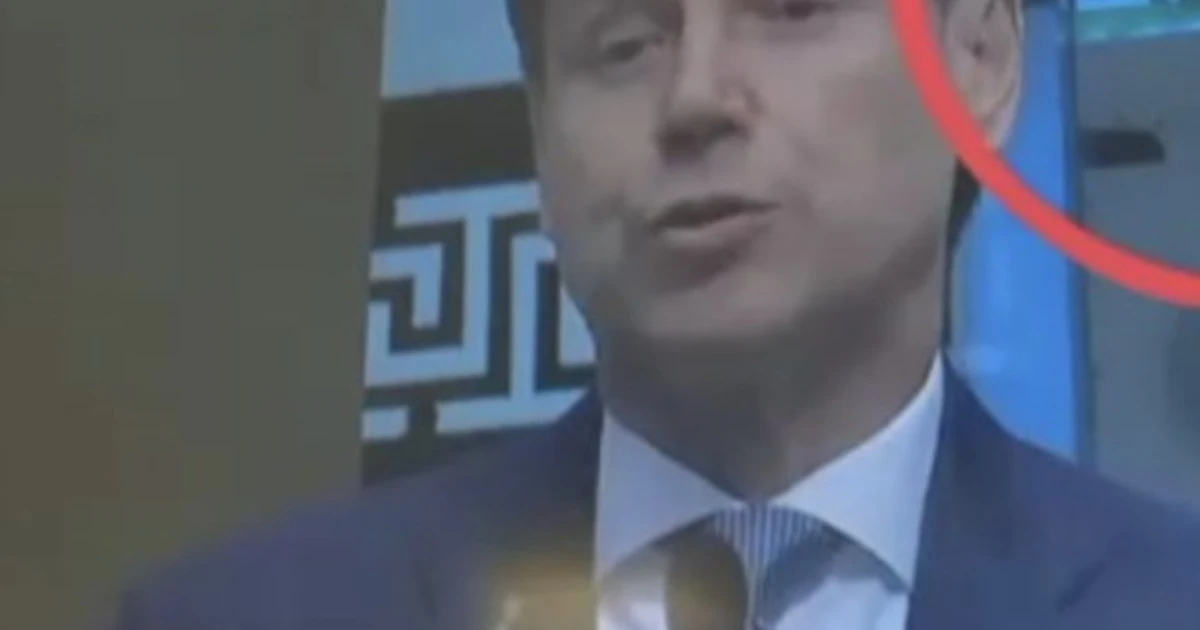 Giuseppe Conte, cosa spunta alle sue spalle: occhio a questo dettaglio, coincidenza voluta?