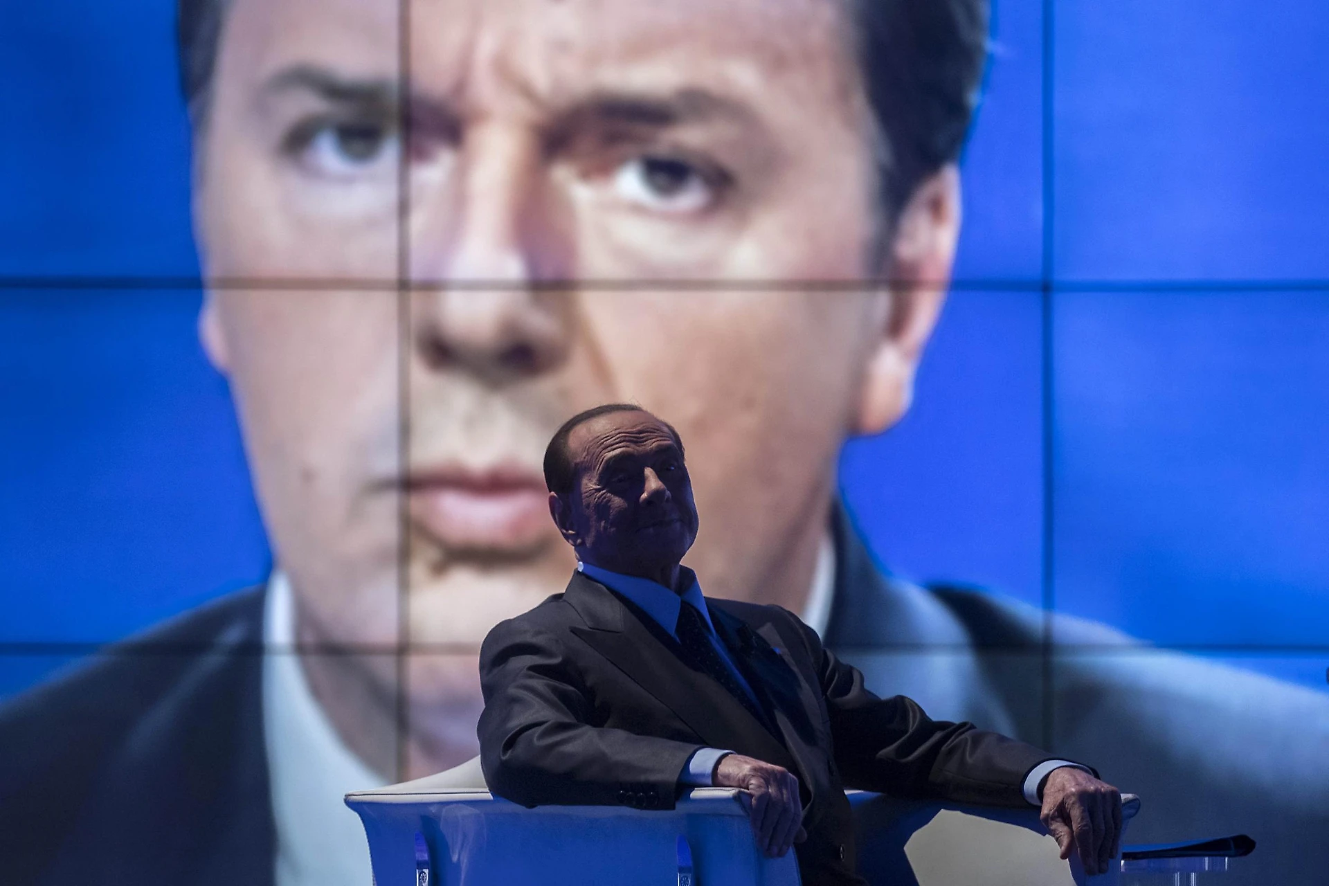 Silvio Berlusconi, la telefonata di Matteo Renzi che gli ha fatto cambiare idea: "Mattarella pronto al voto a luglio"