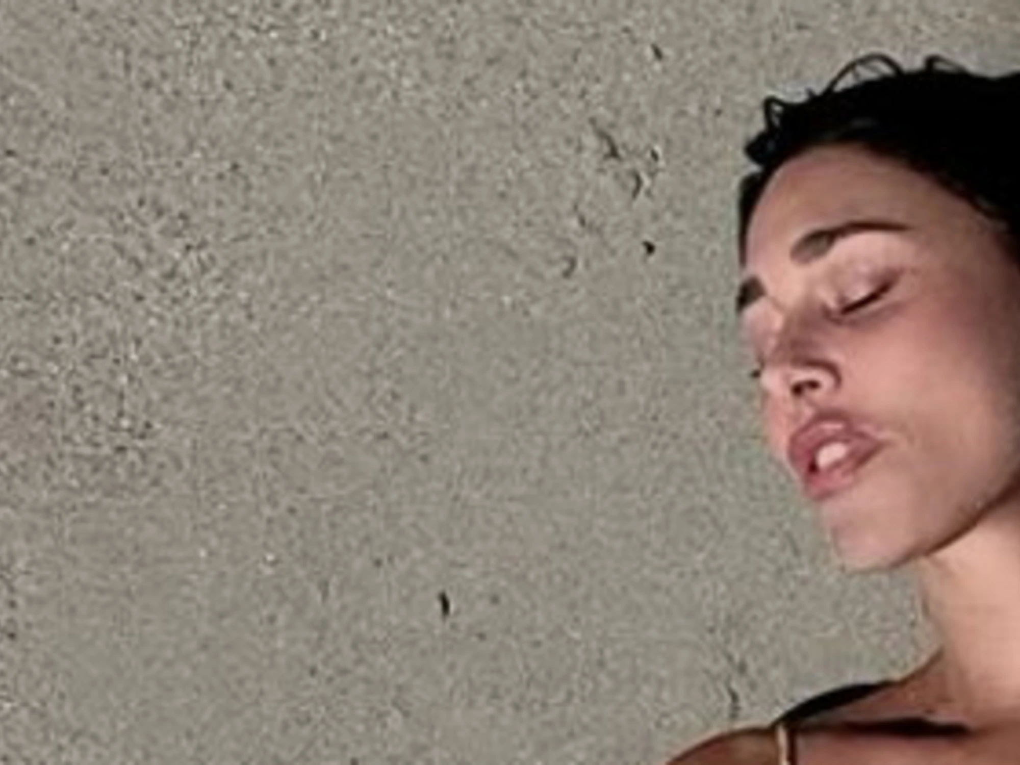 Belen Rodriguez, foto pazzesca in spiaggia: bagnanti a bocca a perta