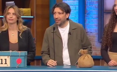 Affari Tuoi, De Martino umilia Herbert Ballerina: "Siamo alla frutta...", caos in studio