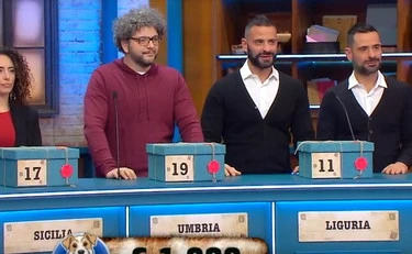 Affari Tuoi, ormone impazzito in direttoa "Le bionde vestite di rosso..."