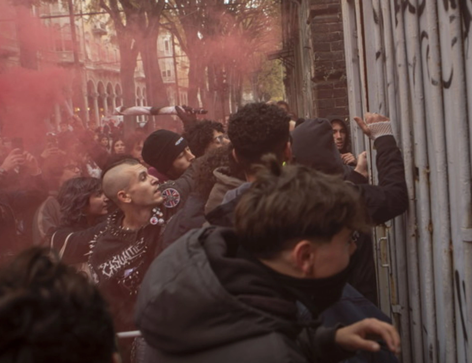 Torino, assalto e botte alla polizia: arrestato un 18enne di Askatasuna