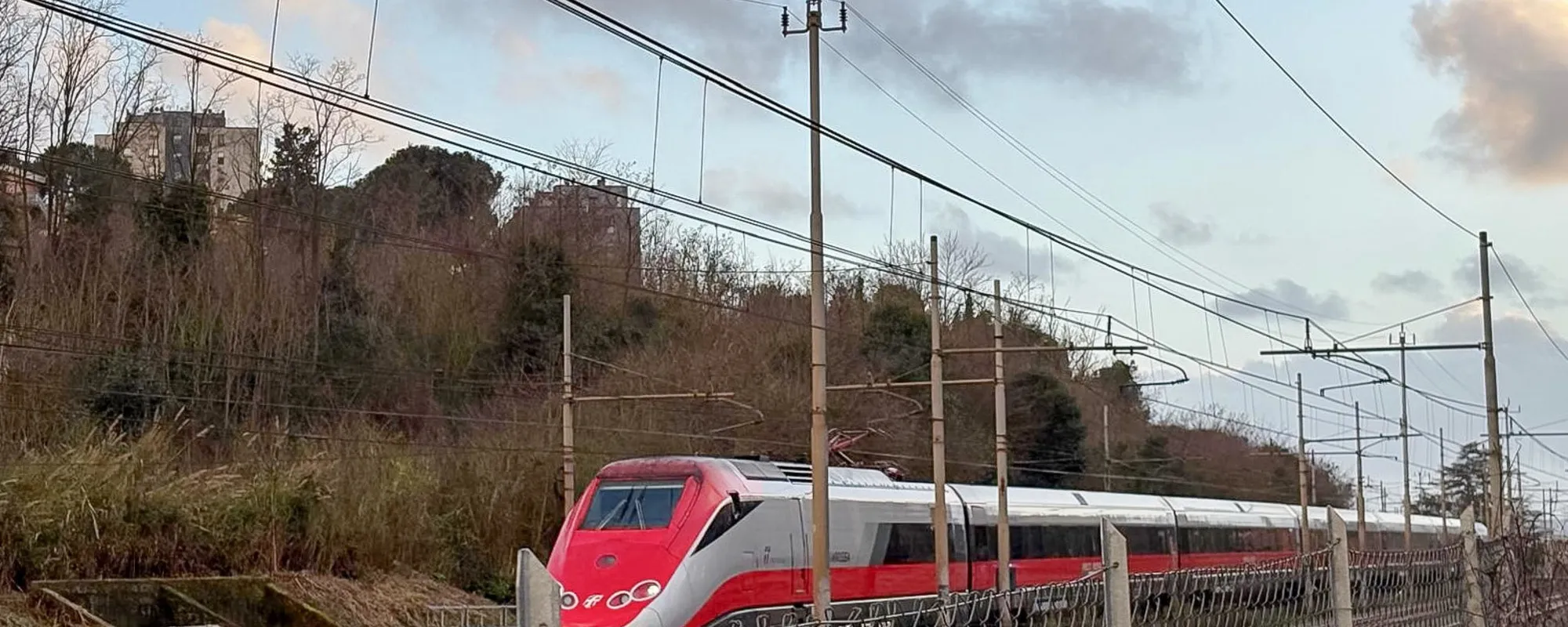 Persona sui binari, alta velocità nel caos: cosa sta succedendo