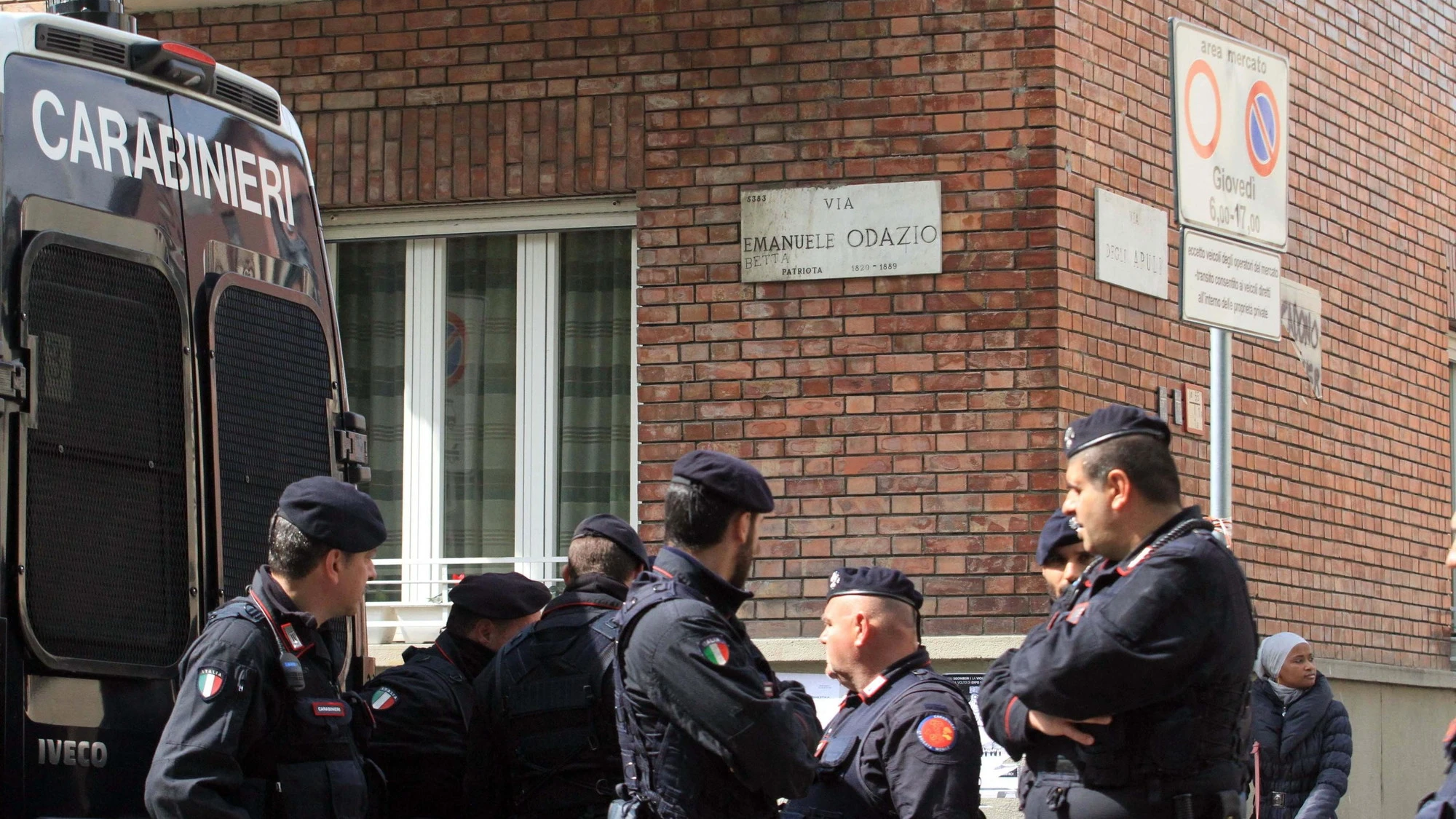 Milano, il prete torturato dal maranza: sputi, molestie, atti osceni