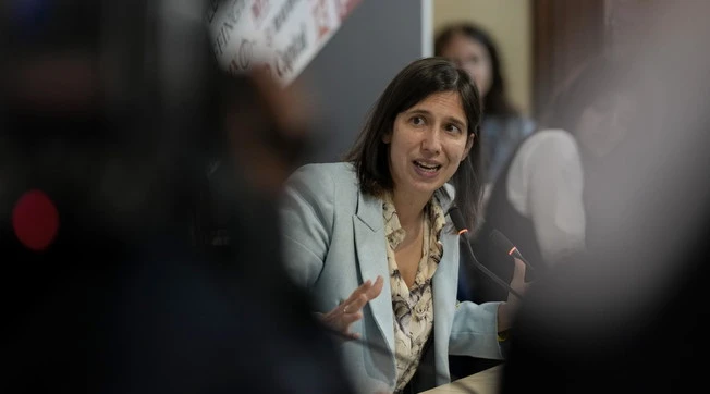 Europee, Elly Schlein: "Nessuna asticella, porta jella". E spunta la tessera-Berlinguer