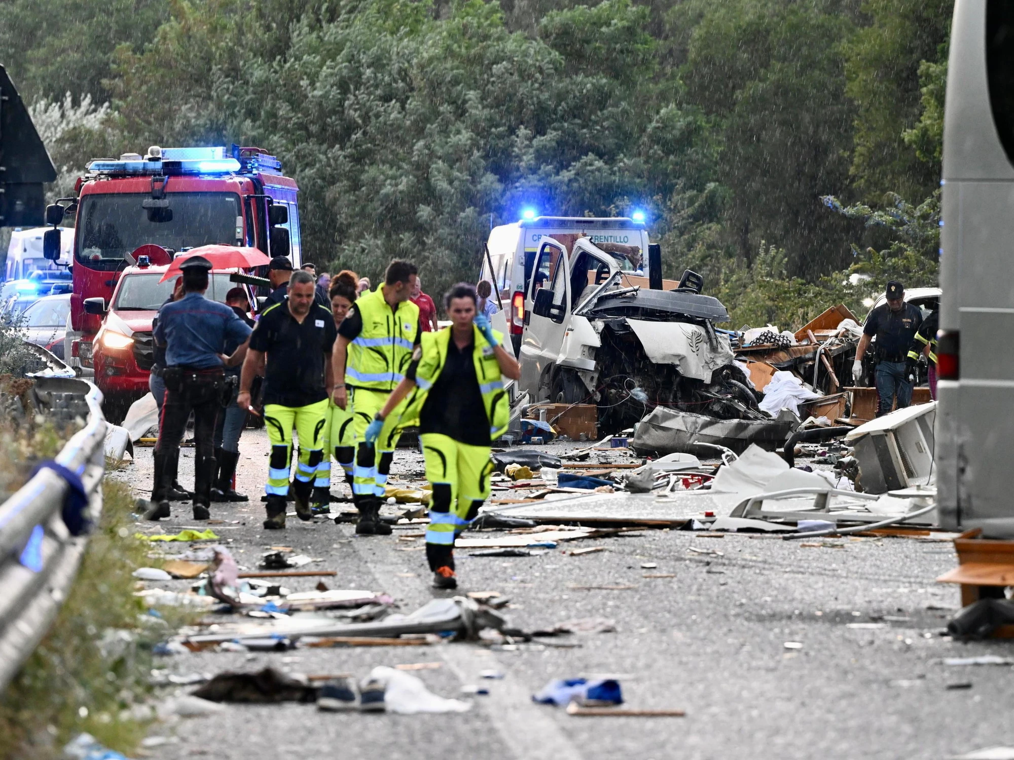 Statale 79: schianto tra pullman, camper e auto. Una strage: 6 morti, 30 feriti, alcuni gravissimi