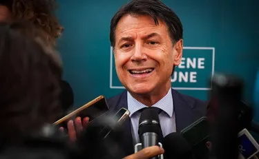 Giuseppe Conte perde ancora la faccia: l'ultima piroetta sulla Polizia