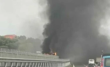 Si schianta e precipita dal viadotto: una palla di fuoco sulla A2