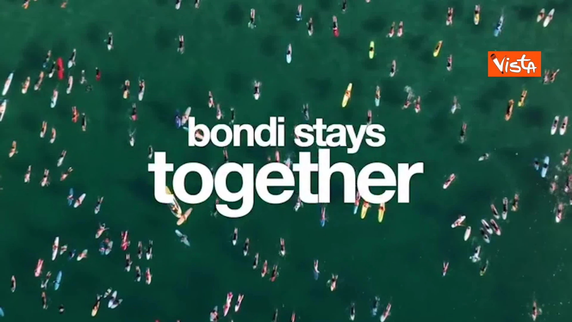 Attentato di Sydney, l’omaggio di bagnini e surfisti per le vittime