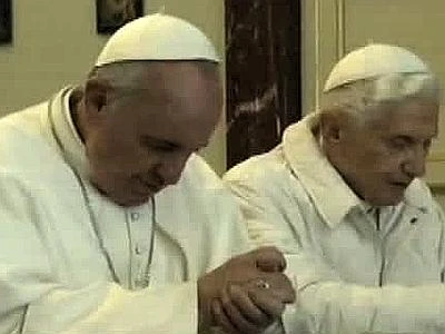 Storico incontro tra i due Papi: ''Siamo fratelli, preghiamo insieme''