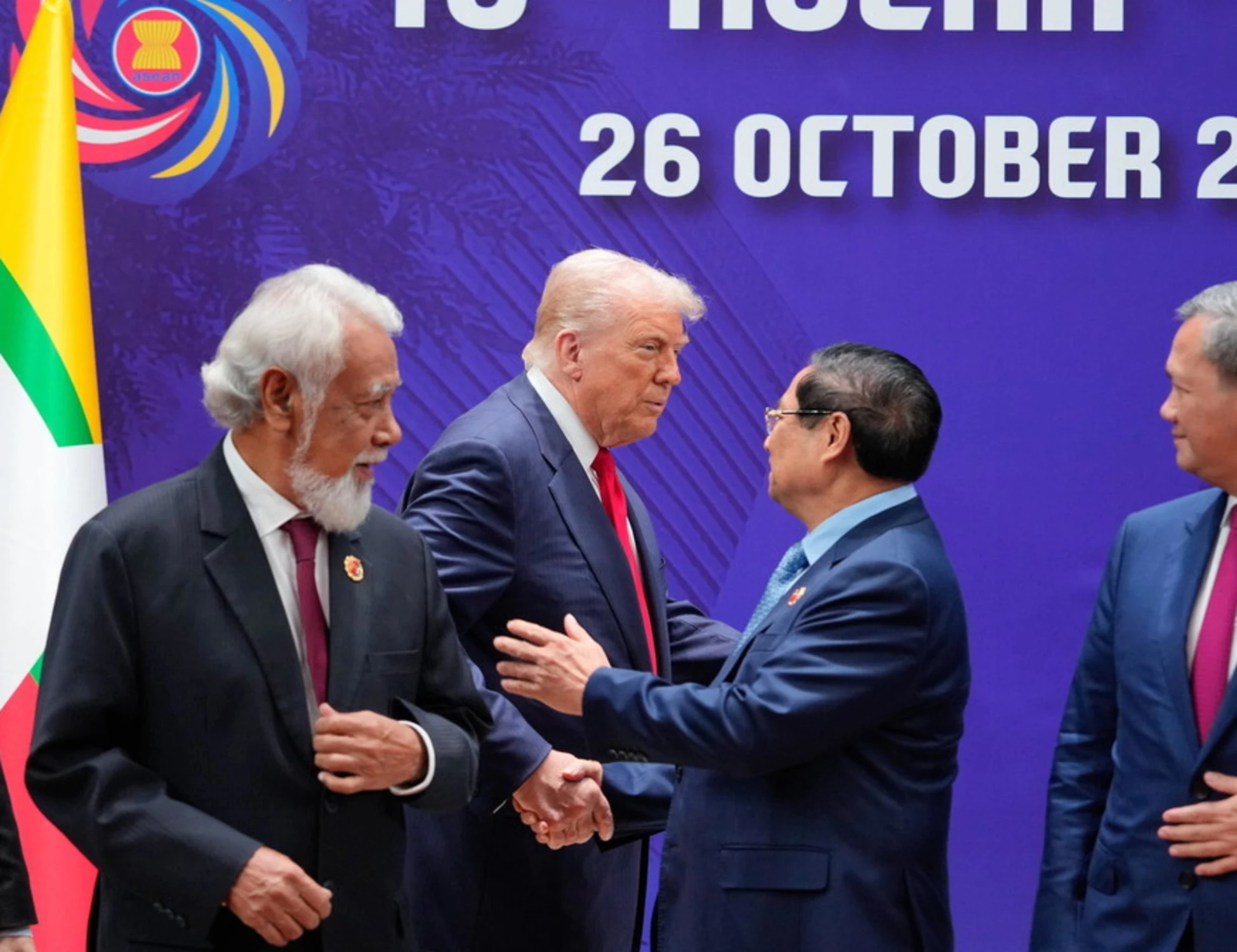 Leggi l'articolo: &quot;E 8!&quot;. Trump ferma un'altra guerra: fegati rossi a pezzi
