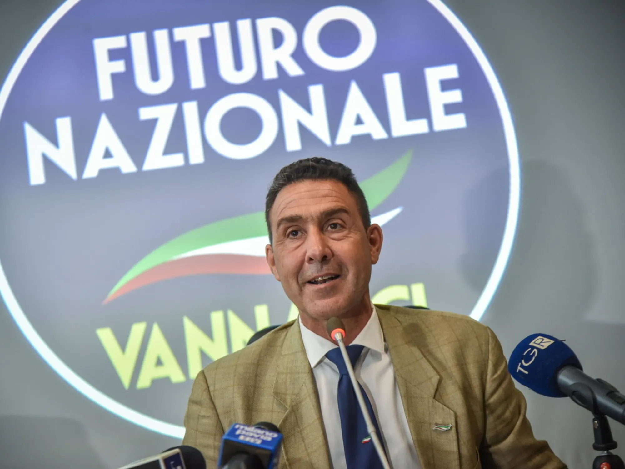 Leggi l'articolo: Indagini anche su Marina e Finanza: per il generale Vannacci si mette male