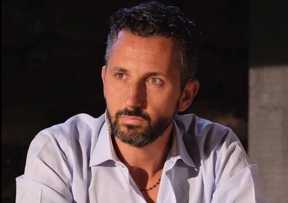 Il sindaco Costa del Pd emette l'ordinanza anti-cattiveria e intanto insulta Salvini: "Pagliaccio, cogl***e"
