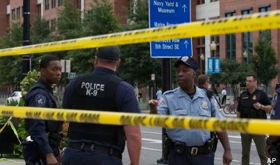 La strage del reduce licenziatoFuoco nella base della marinaWashington nel terrore: 13 morti