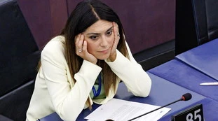 Sinistra italiana senza pace: vuole combattere Putin senza armi