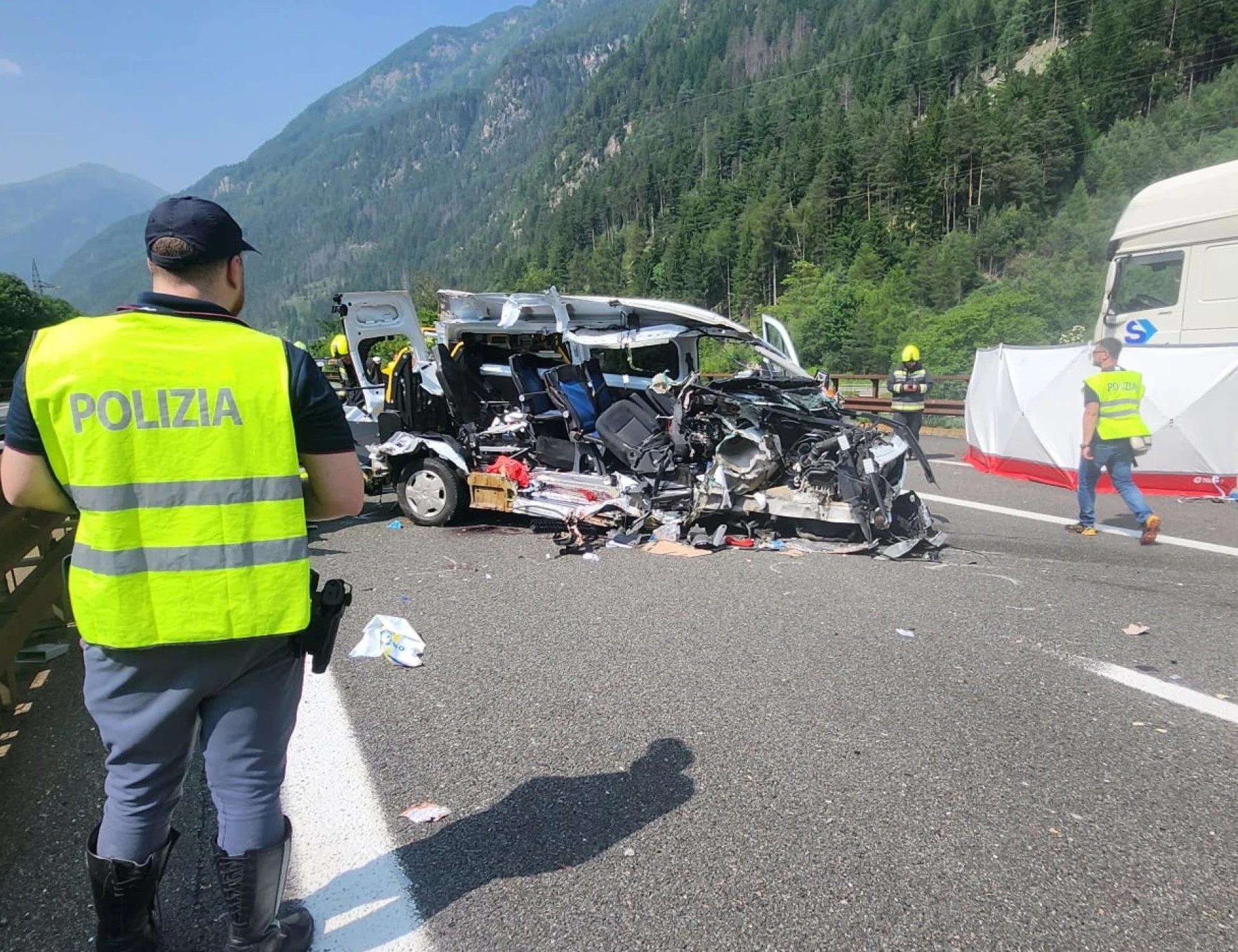 A22, violento scontro tra tir e ambulanza: due morti