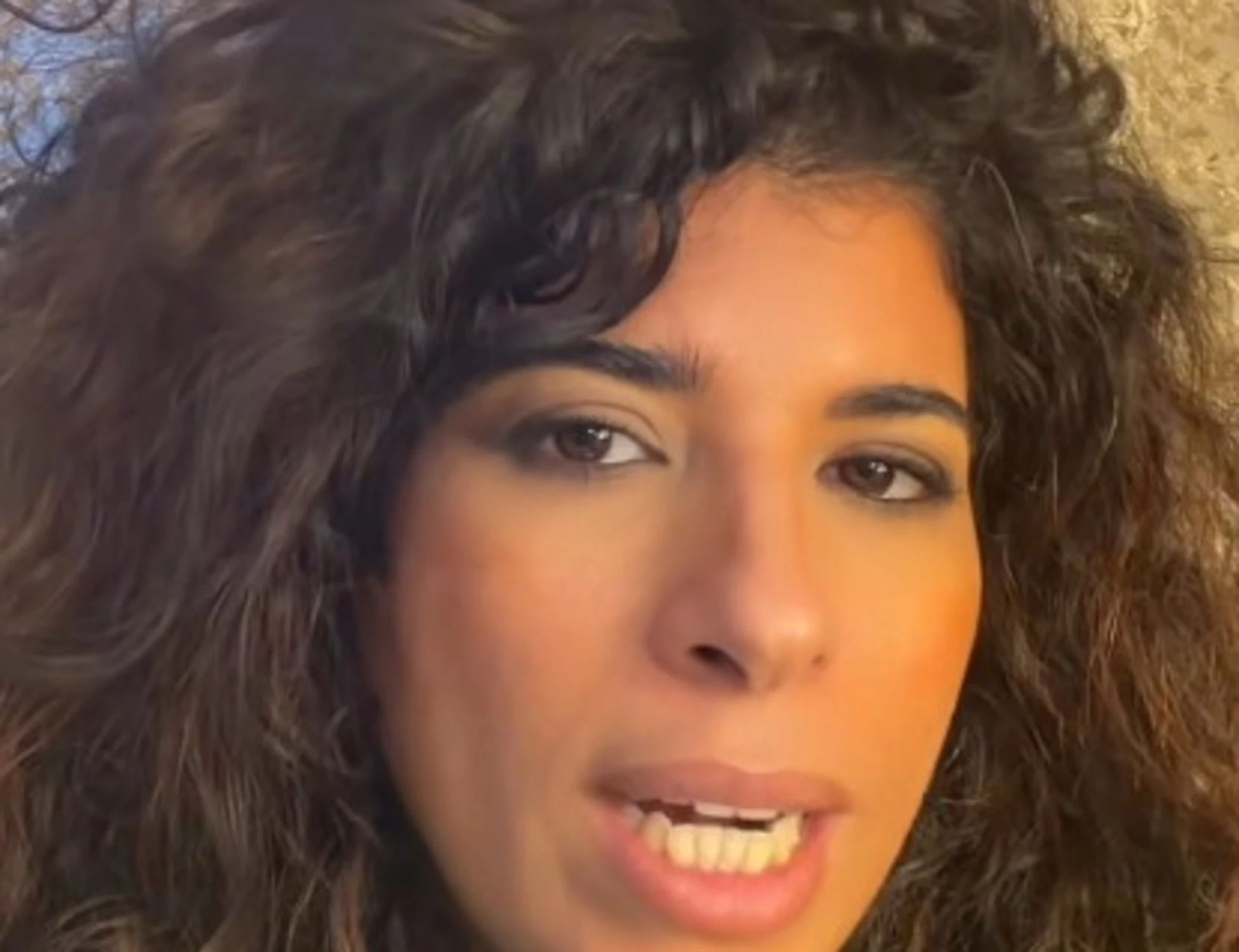 Karima Moual in difesa dei maranza: "Siate maledetti". Fin dove si spinge