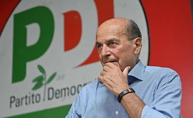Pier Luigi Bersani irride Schlein e Conte: "Un tavolino di legno..."