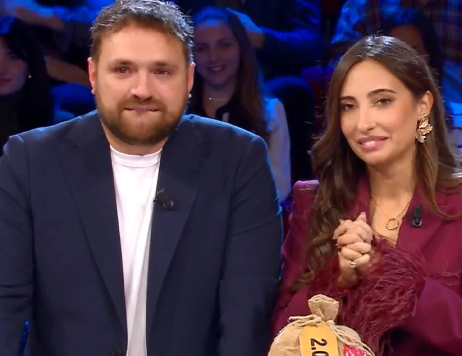 Affari Tuoi, "da quando viene molestato?": il gesto che scatena tutti