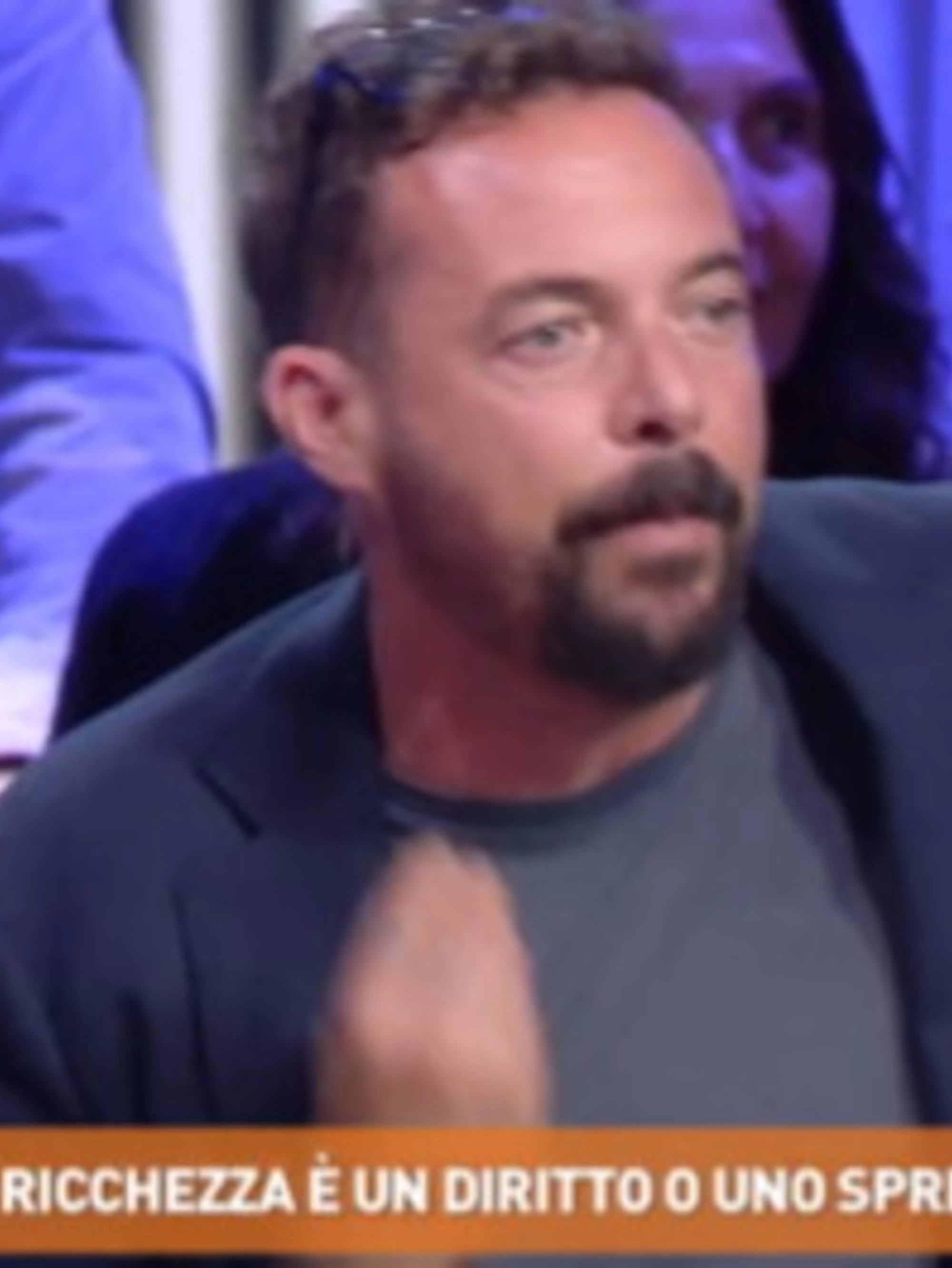 Dritto e Rovescio, raptus di Cacciari jr: "Cosa vuoi da me?"