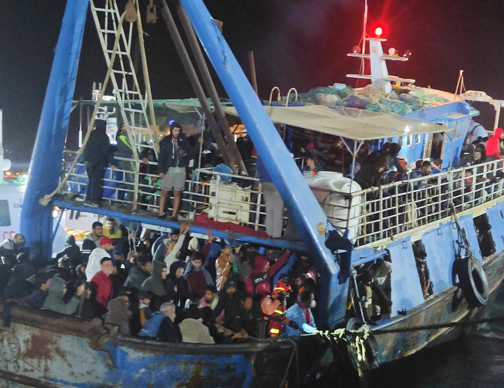 Lampedusa, altri 300 migranti: Piantedosi smonta la Cassazione