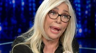 Domenica In, Mara Venier: "Non inquadratemi le mutande eh!", il gesto inaspettato di De Sica