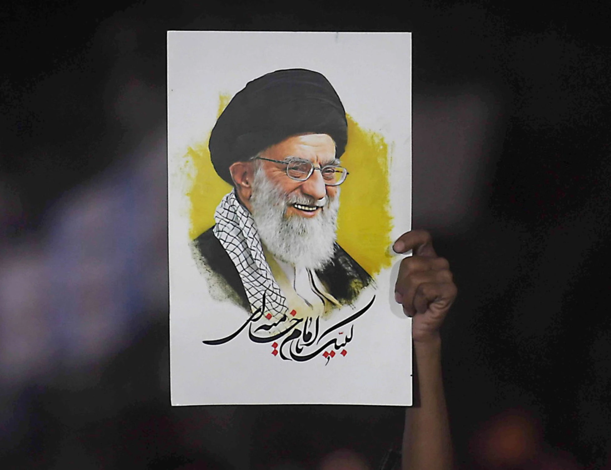 Roma, in moschea la gigantografia di Khamenei. Insorge FdI: "Chi c'è dietro"