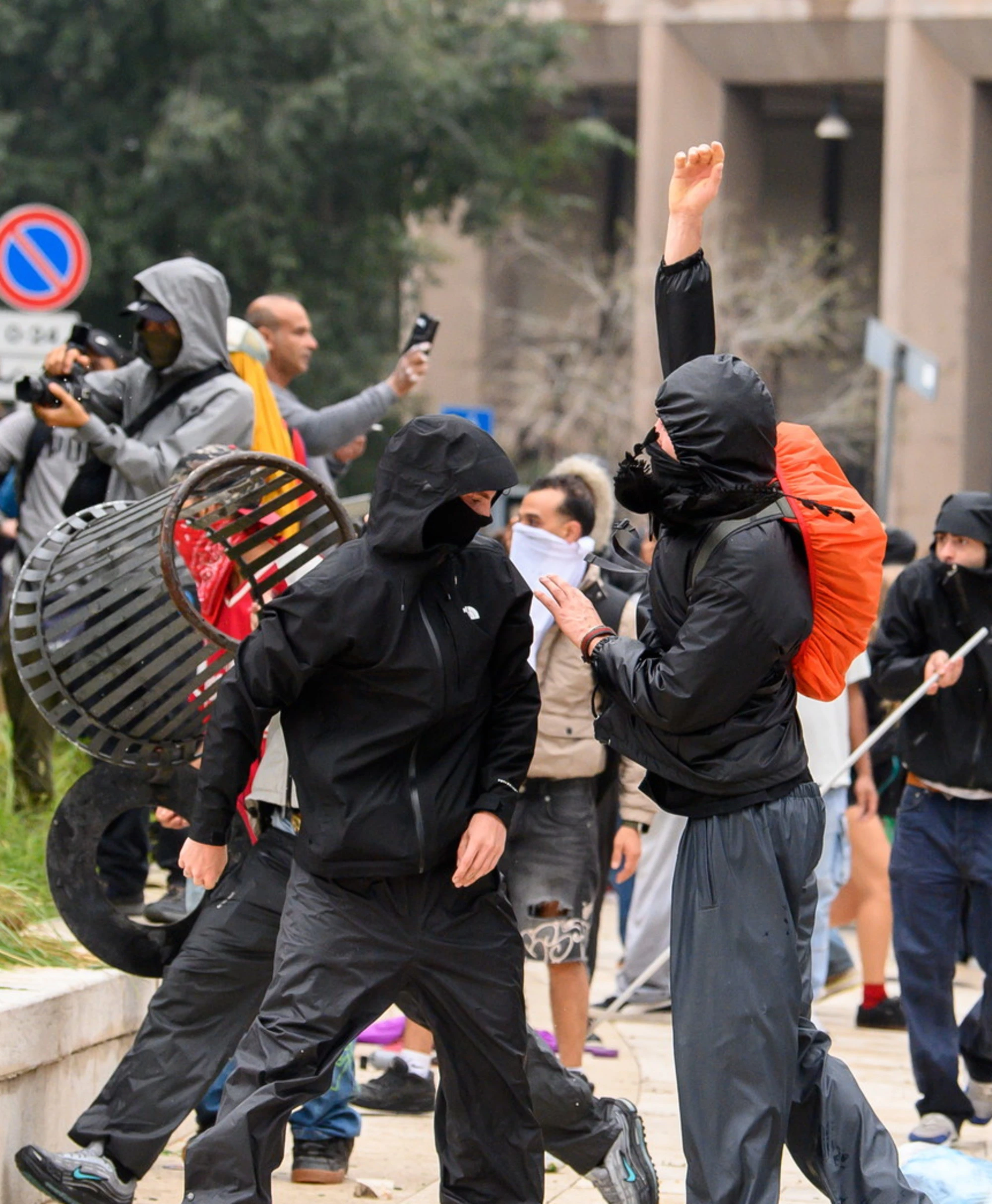 Milano, ira di FdI per questa foto: "Si chiedono dove sia l'odio: ecco la risposta"