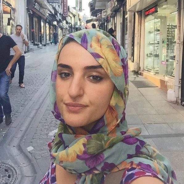 Arisa in vacanza a Istanbul posta una foto su Instagram con il velo