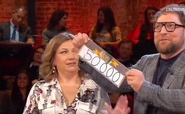 Affari tuoi, Lara ferma il marito: "Aspetta", gelo sui titoli di coda