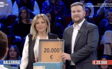 Affari Tuoi, Luigi sconcertante gela lo studio: "Me ne vado di casa"