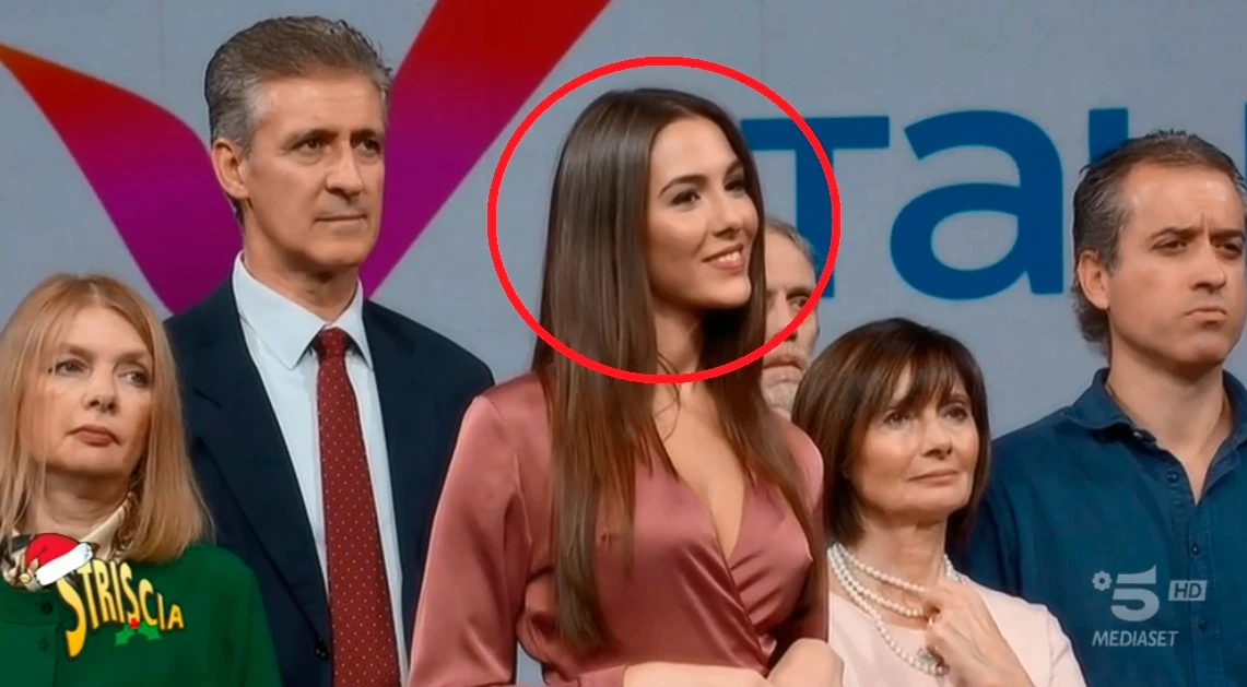 Striscia la Notizia, colpo bassissimo a Matteo Renzi: video compromettente su questa meravigliosa ragazza