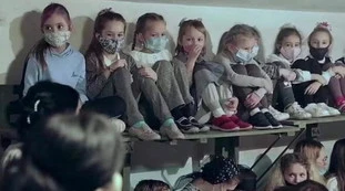 Ucraina, "perché i russi lanciano giocattoli e telefonini". Allarme agghiacciante: la strage degli innocenti