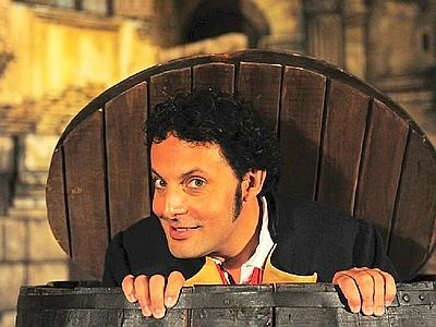 Su il sipario, in scena c'è Brignano-Rugantino. E lo spettacolo vola a NY