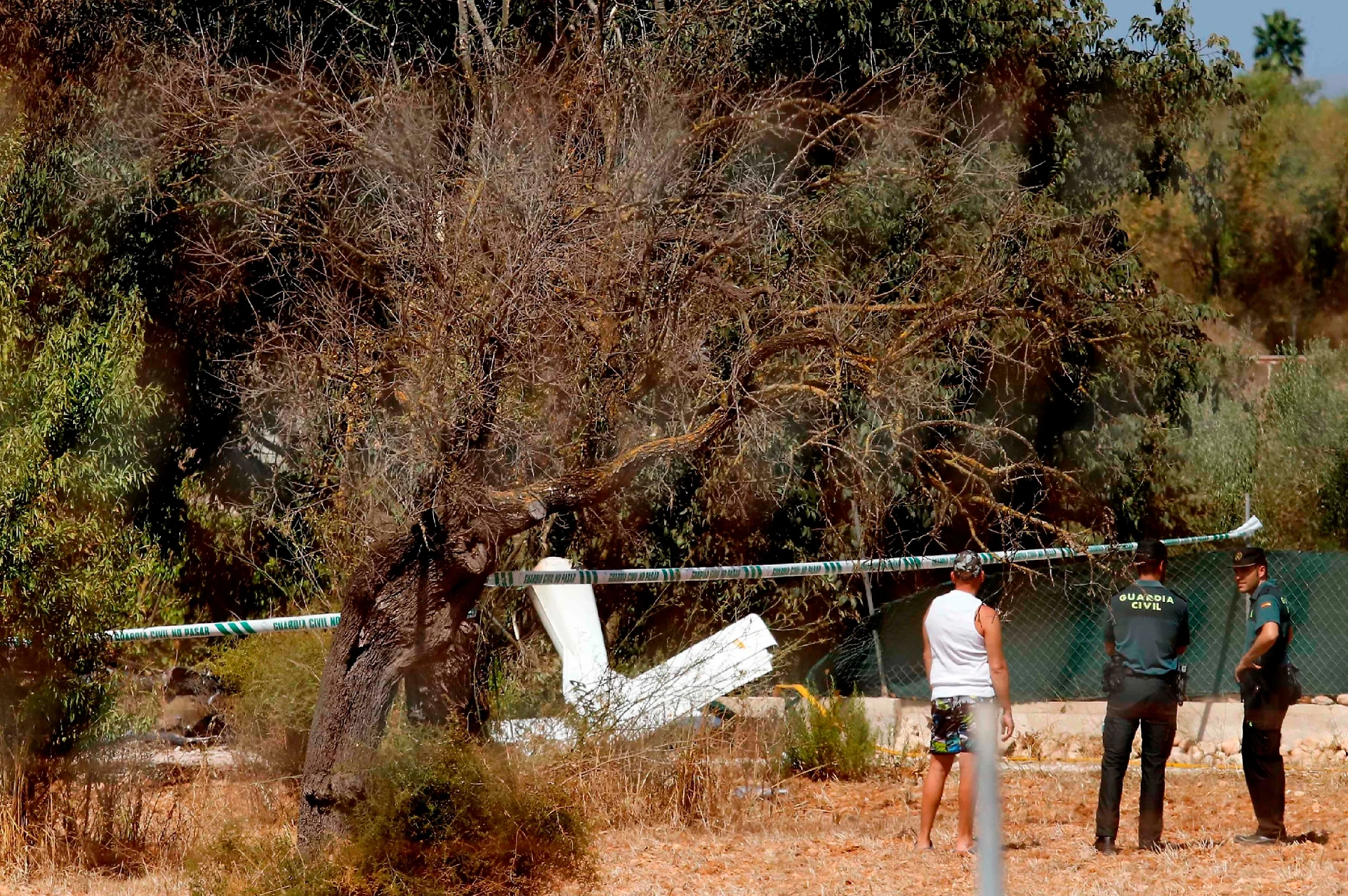 Maiorca, scontro tra un elicottero e un aereo ultraleggero: sette morti. C'è anche un italiano