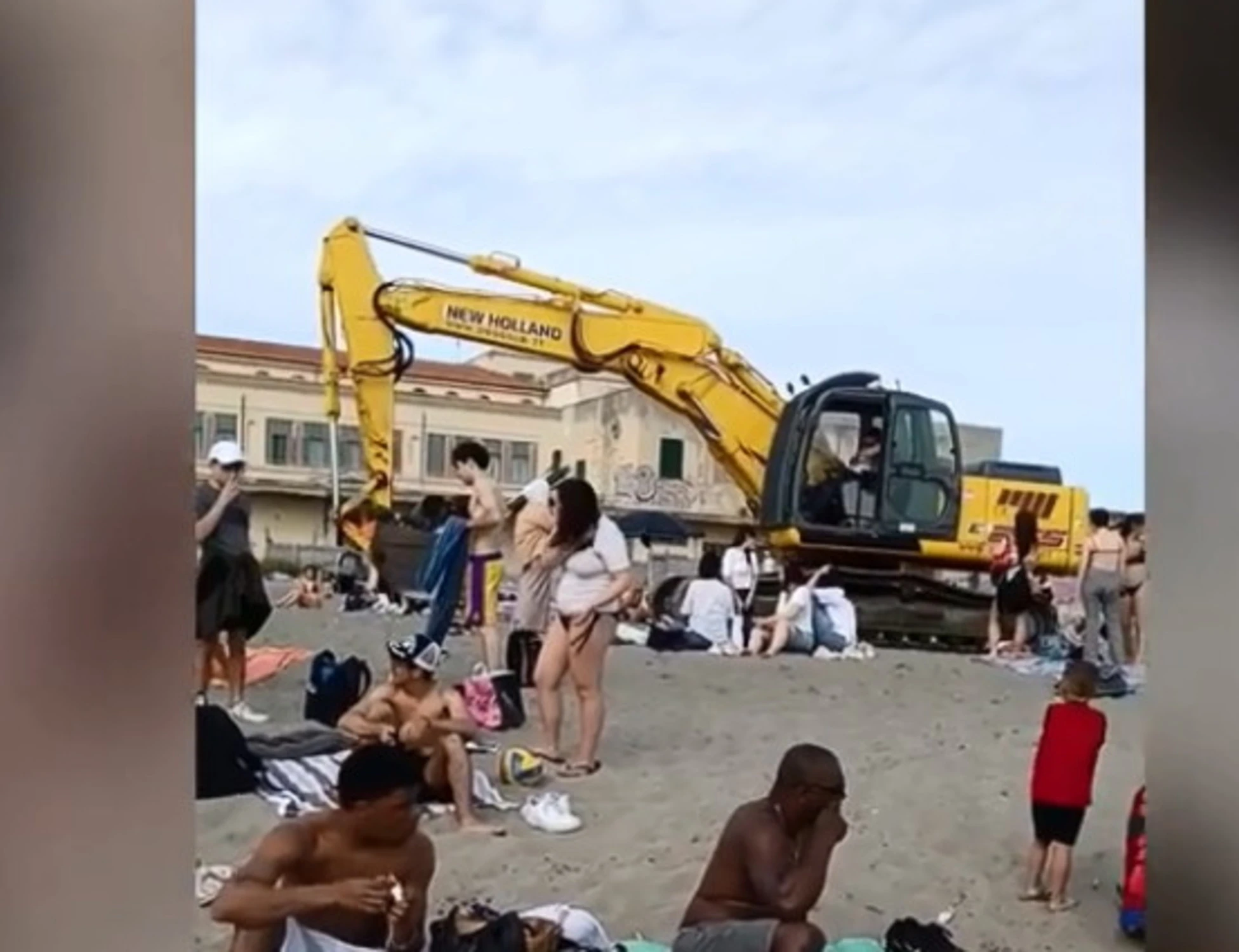 Ostia, ruspa in spiaggia tra i bagnanti: "Gravissimo"