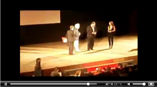 Fischi in platea Michele Placido furioso con il pubblico