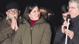 Elly Schlein, l'ultimo sciacallaggio è sulla spiaggia di Cutro: "Governo colpevole"