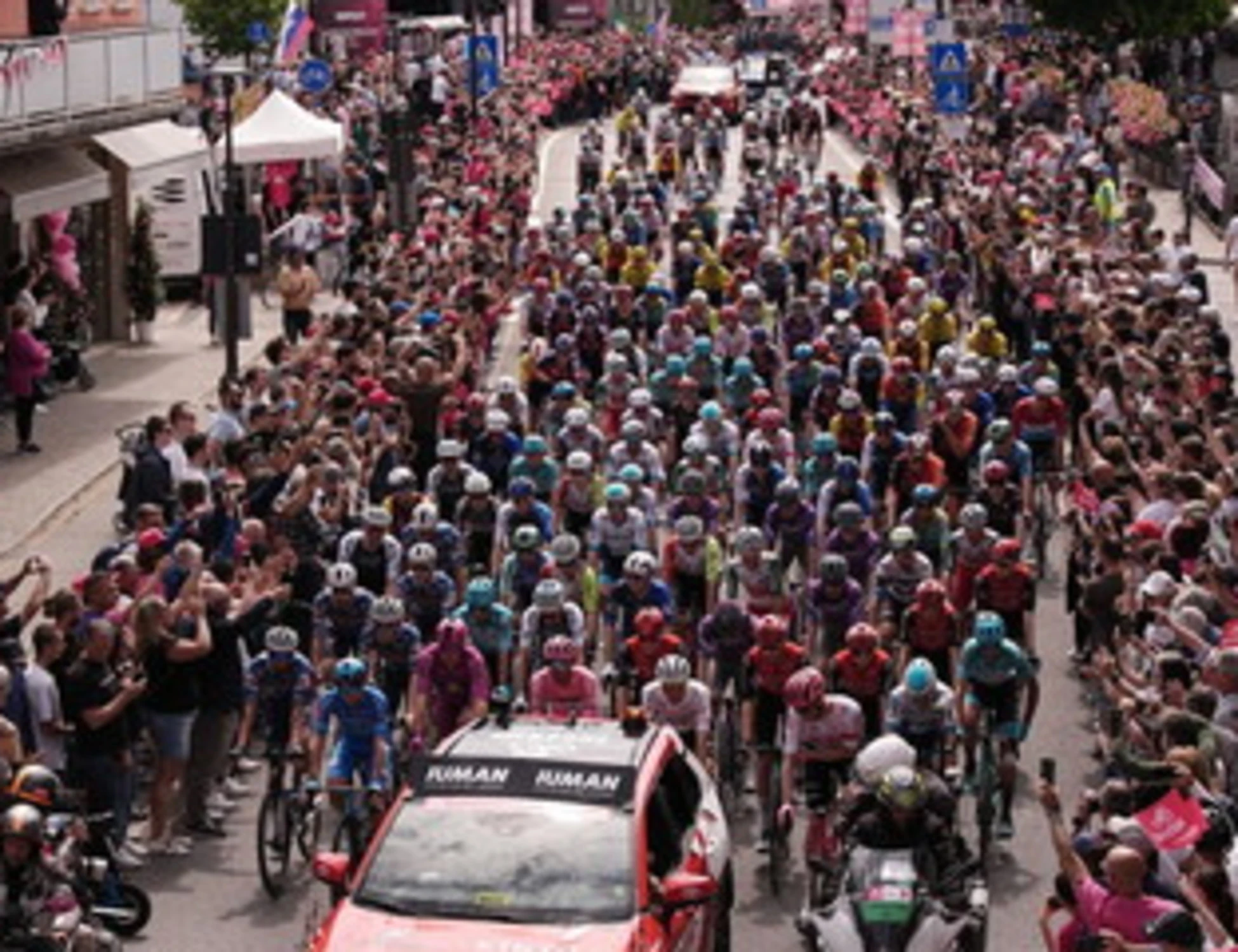 Giro d'Italia, dai pro Tito ai pro Gaza: si scatenano i fenomeni