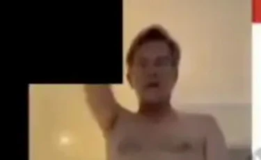 Nudo e saluto romano: chi è quest'uomo, sinistra in (enorme) imbarazzo