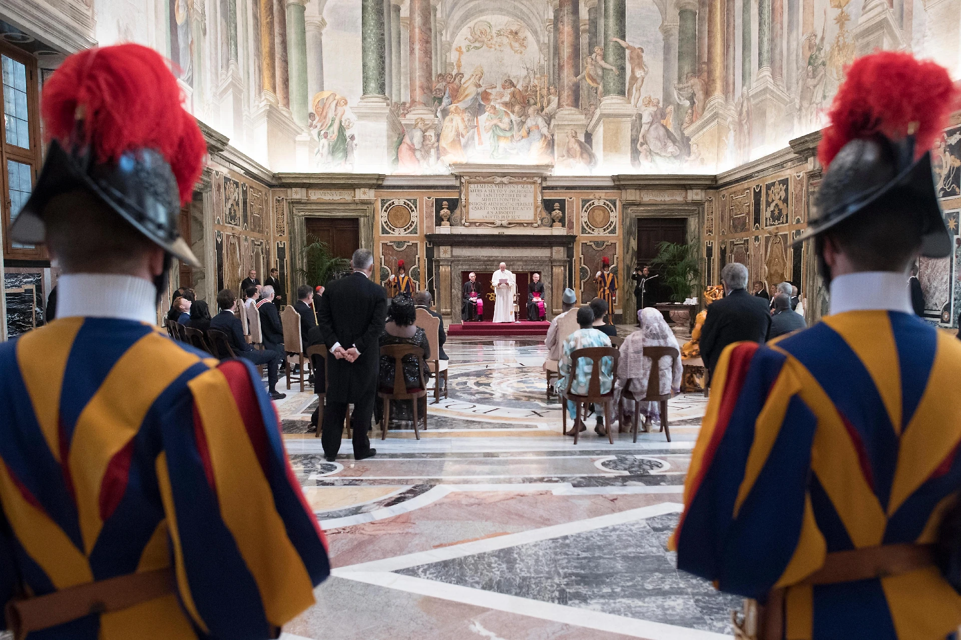 Papa Francesco, l'ordine ai vescovi sull'emergenza immigrati: "Risolvete voi: non si possono accogliere tutti"