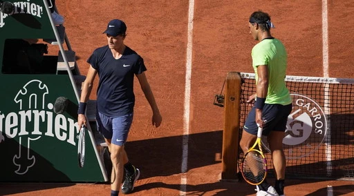 Roland Garros, fuori agli ottavi anche Sinner: spreca nel primo set, poi Rafa Nadal lo travolge