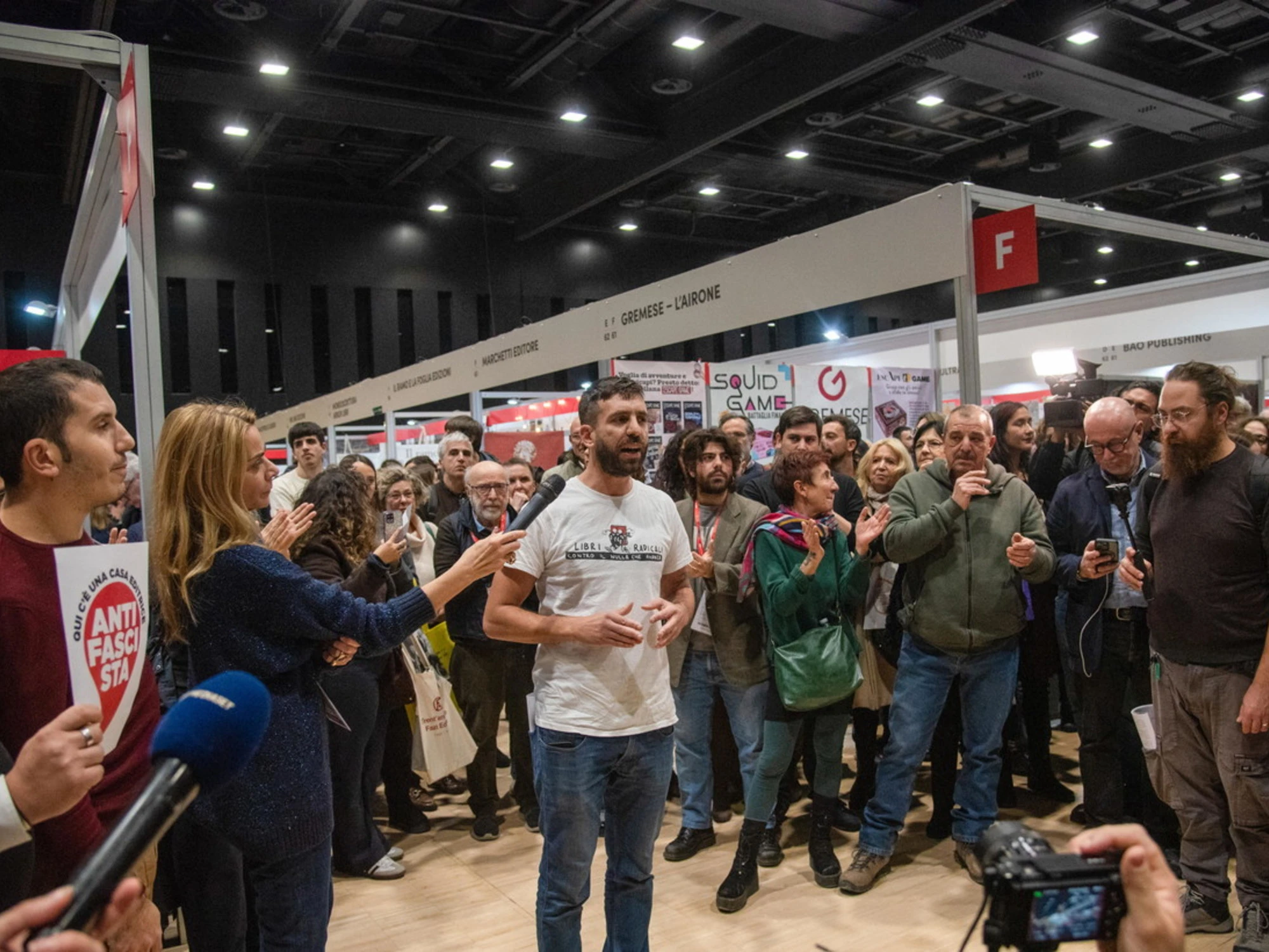 Stand chiusi a sinistra, affari d’oro a destra: la protesta antifa è l’ennesimo autogol