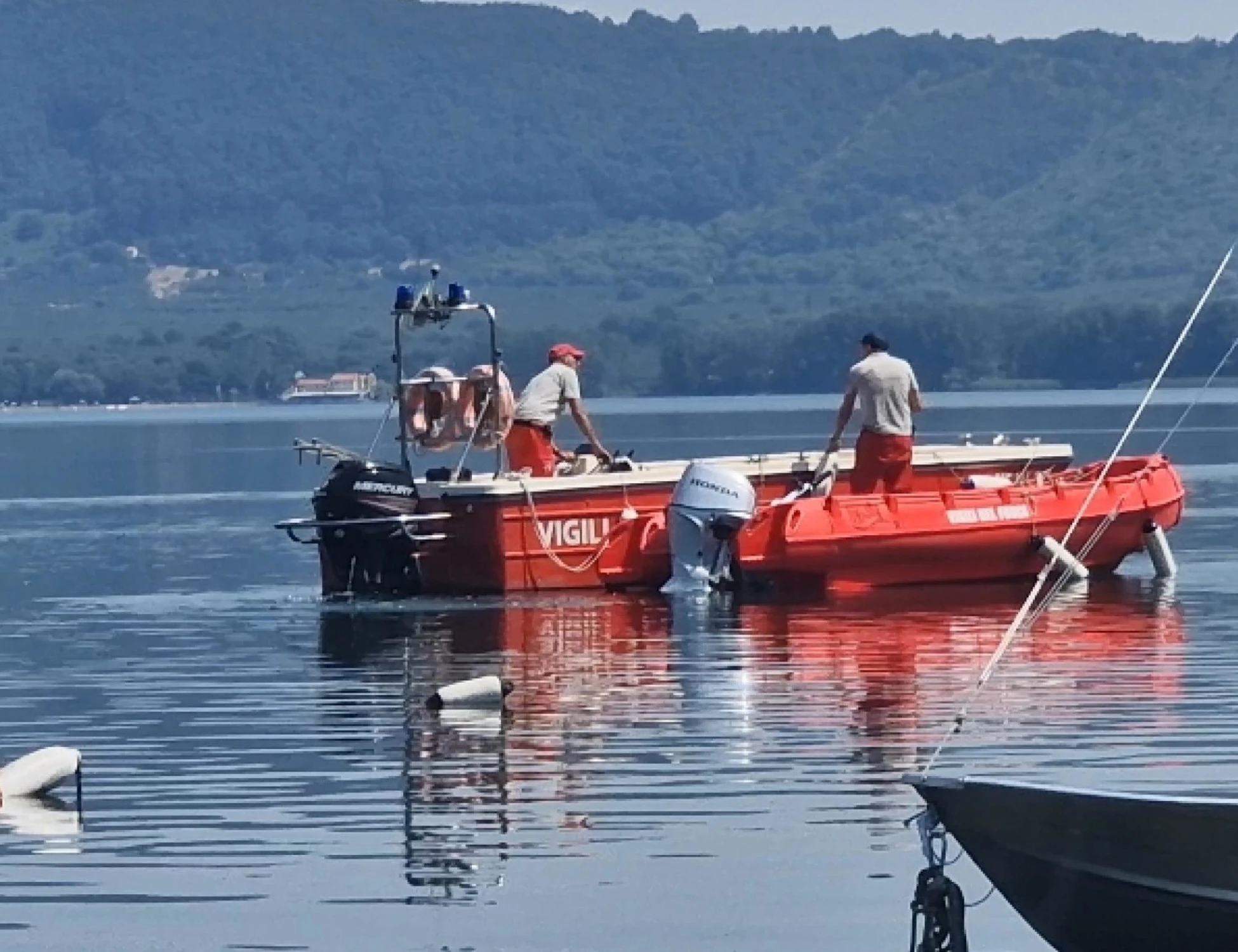 Roccella, marito scomparso nel lago: "Già a pelo dell'acqua", ore drammatiche per i soccorritori