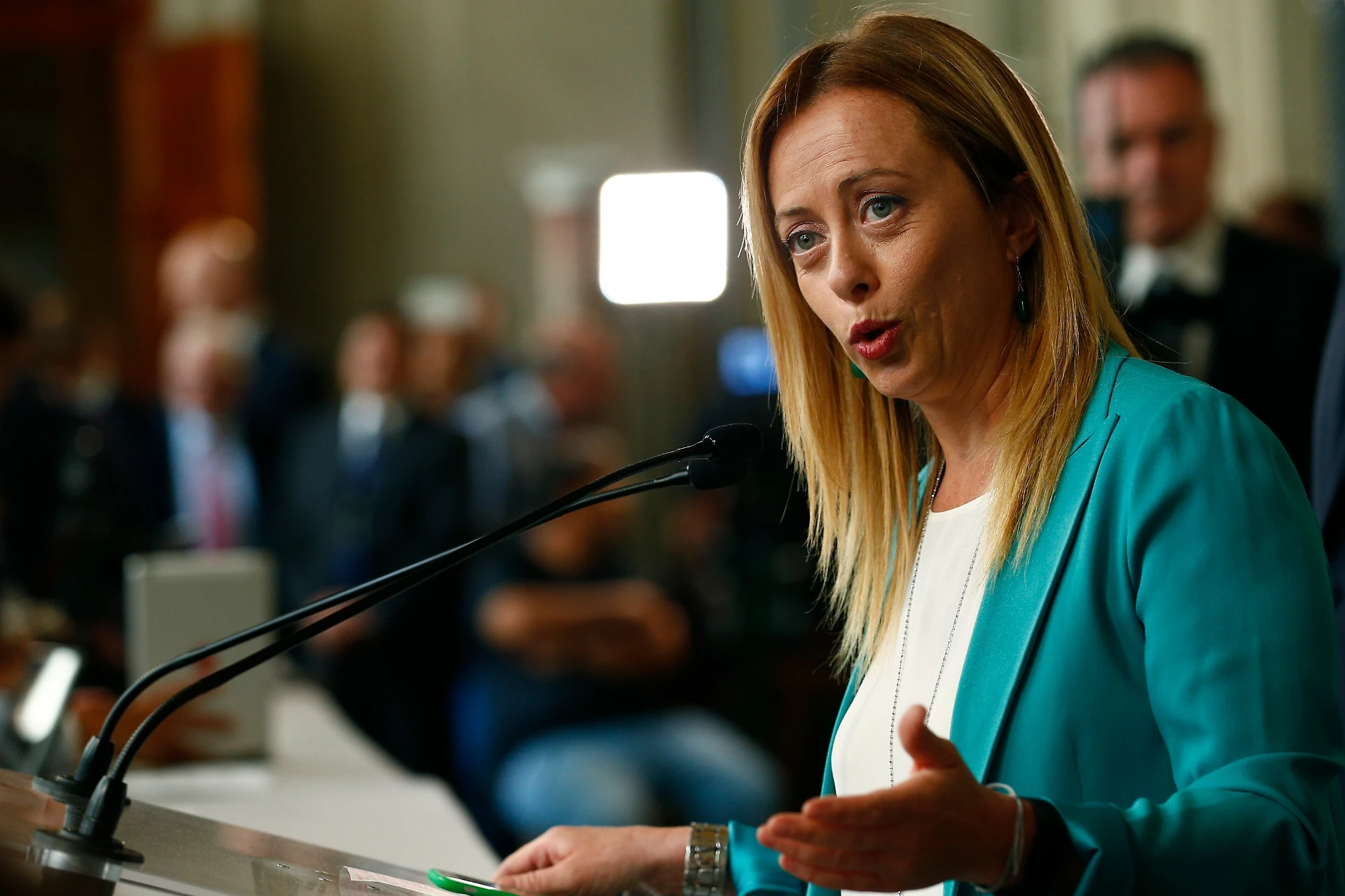 Giorgia Meloni sfida Alessandro Di Battista: "Lascia il M5s o fa come Maria Elena Boschi?"