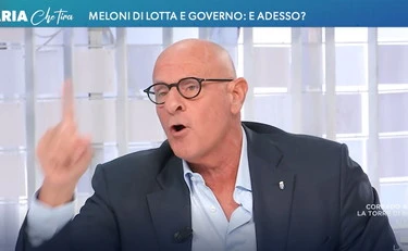 L'aria che tira, Rampelli umilia il piddino: "Mettete la reintroduzione del bollo auto nel programma"
