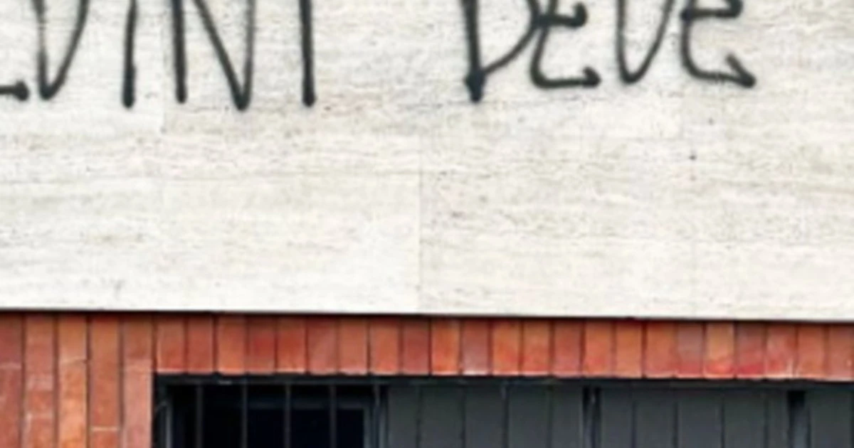 Milano, scritta choc contro Salvini: "Devi morire". Il leghista: "Non mi fate paura"